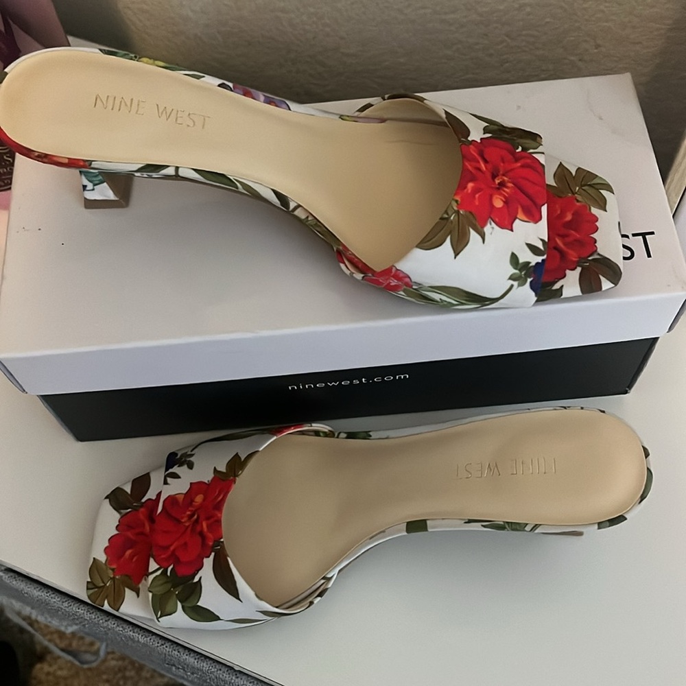 Nine West Women's Red Floral kitten heels